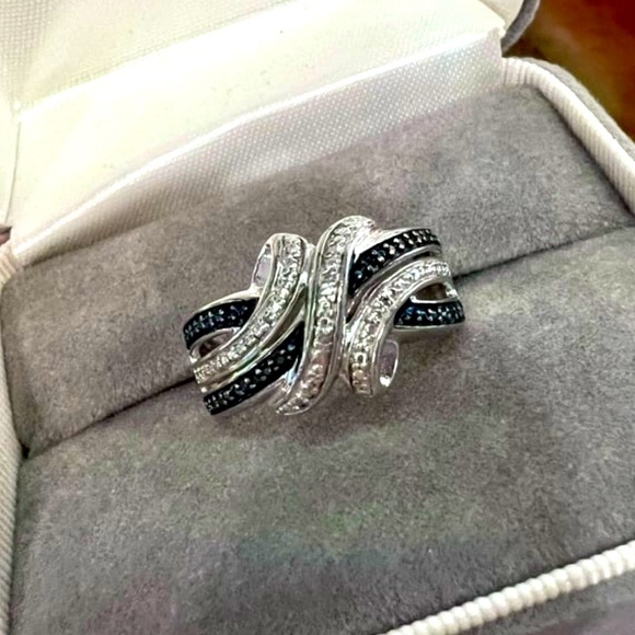 Vintage Blue and White Diamond Crossover style ring. Solid 925 Sterling Silver. - Picture 3 of 15